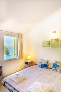 a bedroom with a bed and a window at Cá Stella studio Flat in Riomaggiore
