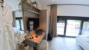 a room with a desk with a computer on it at NOVERA Aparthotel in Hamburg