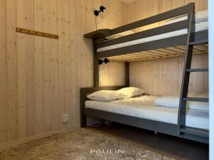 Un dormitorio con dos literas en una habitación. en Lindvallen Ski Resort Pool and Padel - Sauna - 5 Guests, en Sälen 33 fotos más
