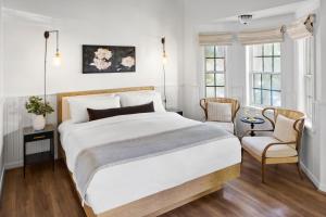 Ένα ή περισσότερα κρεβάτια σε δωμάτιο στο Maison Fleurie, A Four Sisters Inn