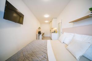 ブルノにあるAPARTIA apartments Brno centerのベッドと薄型テレビのある寝室
