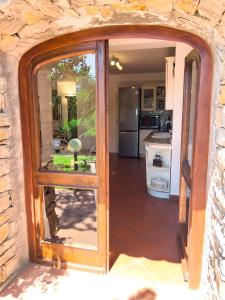 una puerta abierta a una cocina en una casa en Casa delle Chicche - Imperia, en Imperia