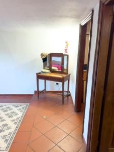 un espejo sentado en una mesa en una habitación en Casa delle Chicche - Imperia, en Imperia