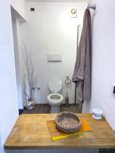y baño con aseo sobre una mesa de madera. en Casa delle Chicche - Imperia, en Imperia 59 fotos más