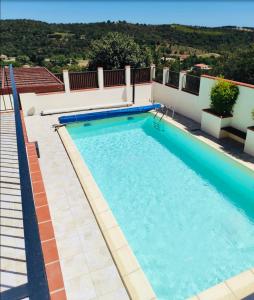 una piscina sul lato di un edificio con un edificio di Maison avec piscine VIVES 8 couchages 4 chambres a Vivès