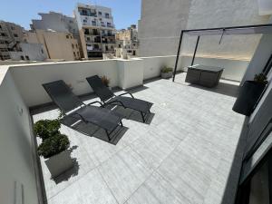 Balkón nebo terasa v ubytování Bugibba Luxe Pool Penthouse