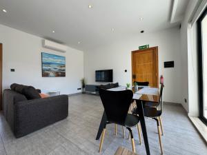 TV a/nebo společenská místnost v ubytování Bugibba Luxe Pool Penthouse