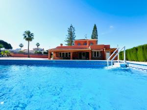 Bazén v ubytovaní VILLA SUMMER SOL Mediterránea alebo v jeho blízkosti