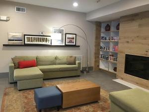 A seating area at Country Inn & Suites by Radisson, Camp Springs Andrews Air Force Base , MD