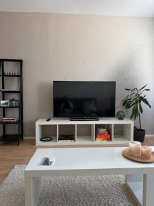 Μια τηλεόραση ή/και κέντρο ψυχαγωγίας στο Lägenhet Kaskö
