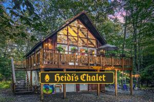 una casa en el árbol con un cartel delante en Heidi's Chalet - Modern Hot Tub Lake Access, en Pocono Lake