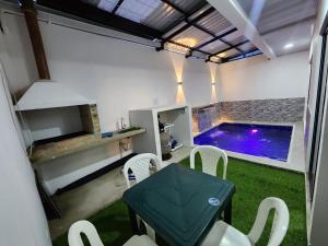 a patio with a table and chairs and a swimming pool at Casa de Char Girardot, Nariño Cundinamarca in Nariño
