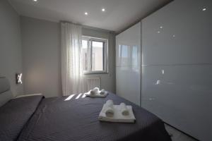 a bedroom with a bed with white towels on it at La Dimora di Elidea in Santa Maria del Casale +18 photos