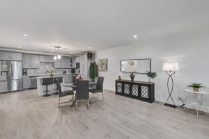 eine Küche und ein Wohnzimmer mit Tisch und Stühlen in der Unterkunft Beachside Villa in Fort Lauderdale