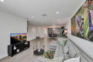 ein Wohnzimmer mit einem großen Gemälde an der Wand in der Unterkunft Beachside Villa in Fort Lauderdale
