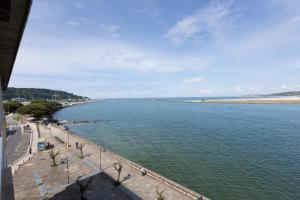 widok na zbiornik wodny z plażą w obiekcie Fuenterrabía by Basquelidays w mieście Hondarribia