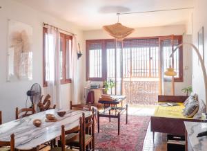 a living room with a wooden table and chairs at La Maison du Marché in Saint-Pierre