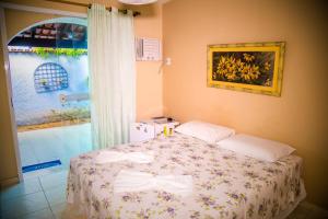 una camera da letto con un letto e una finestra di Pousada Ocean Blue com Quadra de Beach Tenis a Rio das Ostras Altre 46 foto