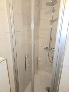 a shower with a glass door in a bathroom at 2 x Apartments bei Augsburger Platz 1x Nr 5 - Studio Apartment mit Balkon und Parkplatz und 1 x Nr5-B - 2 ZW ohne Balkon und Parkplatz in Stuttgart +52 photos