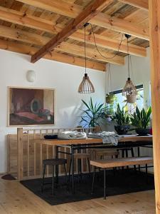 a dining room with wooden ceilings and potted plants at Zabytkowy dom w Podkowie Leśnej in Podkowa Leśna
