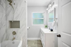 Ванная комната в Large Family Home, Legoland, Pet Friendly, 7 Beds +38 фотографий