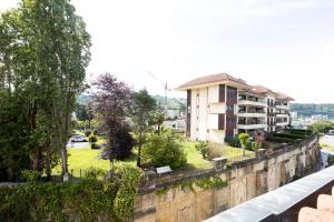 widok budynku ze ściany w obiekcie Fuenterrabía by Basquelidays w mieście Hondarribia