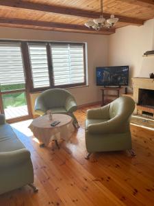 Una sala de estar con dos sillas y una mesa de café. en Dom letniskowy Kasia Rowy, en Rowy