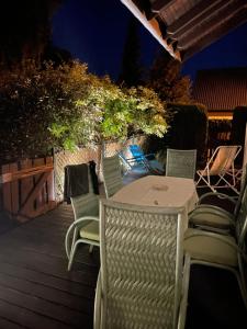 Una mesa y sillas en una terraza por la noche. en Dom letniskowy Kasia Rowy, en Rowy