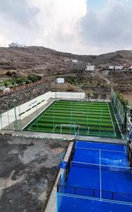 Tennis- og/eller squashfaciliteter på مزرعة واكواخ ريف الازهر eller i nærheden