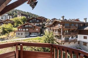 una vista da un balcone di una città con case di Résidence Le Britania - maeva Home - Appartement 2 pièces 4 personnes - Sélection MAE-6673 a La Tania