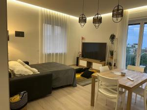 une chambre avec un lit et une table et une salle à manger dans l'établissement Per Aspera Ad Astra, à Salerne