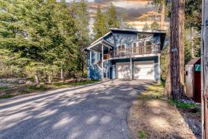 una casa con un garage sul lato di una strada di Tahoma Family Getaway with Bocce Ball & BBQ Grill a Tahoma