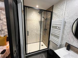 Koupelna v ubytování Escale au jardin des rêves terrasse parking privée 8 personnes + 52 fotografií