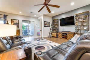 Photo de la galerie de l'établissement Swim-Up Bar and Putting Green Goodyear Getaway!, à Goodyear