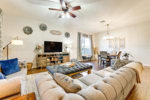 Photo de la galerie de l'établissement Swim-Up Bar and Putting Green Goodyear Getaway!, à Goodyear