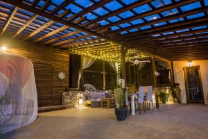 BruznicCasa Zen Bruznic的庭院设有木制凉亭,配有桌椅