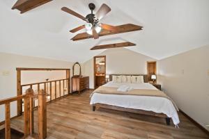 une chambre avec un lit et un ventilateur de plafond dans l'établissement Riverside Mountain Retreat, à Boone