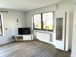 TV a/nebo společenská místnost v ubytování Ferienwohnung in Ettinghausen