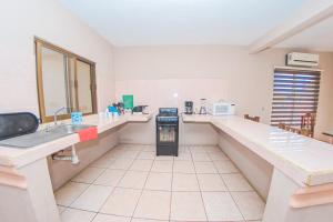 a bathroom with a sink and a counter in a room at Casa Ohana, Mayto in Maito