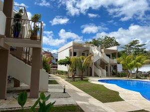 una vista de un edificio con piscina en Charming Nook Second Floor Condo With Rooftop, en Coco