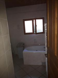 VenthonにあるBel appartement 80m2のバスタブと窓のあるバスルーム +8枚の写真