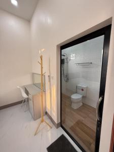 a bathroom with a toilet and a sink at Baan Santi in Koh Phangan in Thongsala