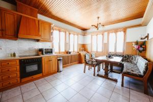 una cucina con un divano e un tavolo in una stanza di Panoramic View Villa a Stagiates