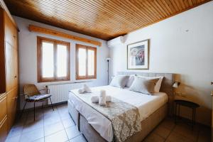 una camera da letto con un letto con due asciugamani sopra di Panoramic View Villa a Stagiates