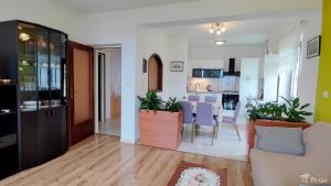 TV a/nebo společenská místnost v ubytování Apartman Peršić