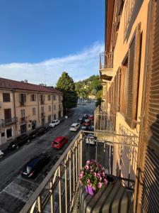 un balcon fleuri sur un immeuble avec une rue dans l'établissement Il Nido, à Turin