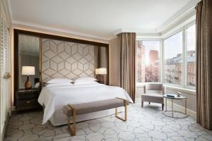 Postel nebo postele na pokoji v ubytování Sheraton Grand Warsaw