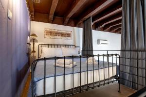 Postel nebo postele na pokoji v ubytování Old Town Corner Luxury Studios