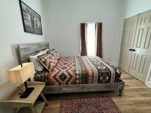 ネダーランドにあるTexas Ranch 2BR 1BAのベッドとテーブルと窓のある寝室