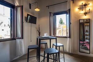 TV a/nebo společenská místnost v ubytování Old Town Corner Luxury Studios